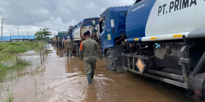 Banjir Bukit Rawi SAR Brimob Kalteng Bantu Arus Lalu Lintas KaltengPos