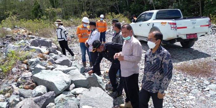 KUNJUNGAN KERJA: Sejumlah anggota DPRD Katingan, ketika melakukan kunjungan kerja ke lokasi tambang di wilayah Katingan Tengah, beberapa waktu lalu. (FOTO: DPRD KATINGAN UNTUK KALTENG POS)