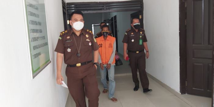 DITAHAN: Mantan Kades berinisal SK hanya bisa pasrah ketika akan dibawa ke Rutan Mapolres Kobar. (FOTO: SONY KALTENG POS)