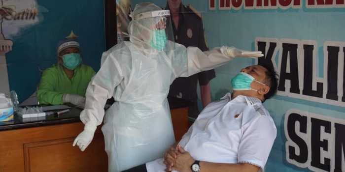 ANTIGEN: Jajaran kejaksaan saat mengikuti swab rapid tes antigen di halaman parkir Kejati Kalteng, kemarin (27/7). (FOTO: KEJATI UNTUK KALTENG POS)