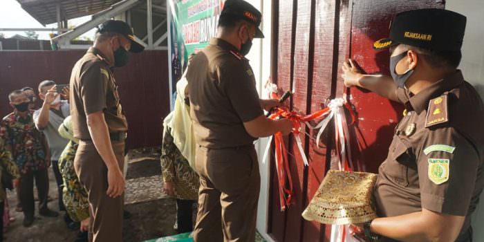 PEDULI: Kajati Kalteng Iman Wijaya SH MHum dan jajaran beserta pengurus IAD saat meresmikan dua buah rumah warga yang dibedah, baru-baru ini. (FOTO:KEJATI UNTUK KALTENG POS)