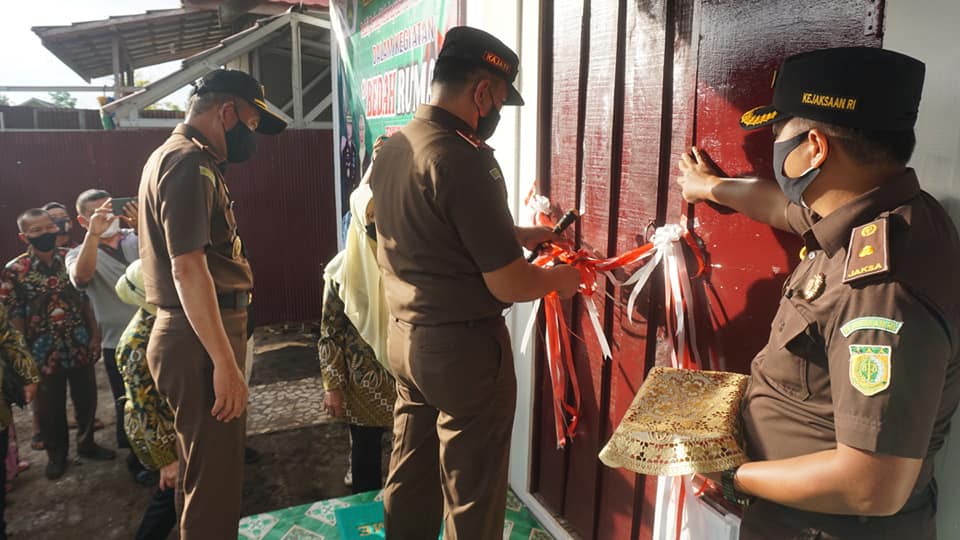 PEDULI: Kajati Kalteng Iman Wijaya SH MHum dan jajaran beserta pengurus IAD saat meresmikan dua buah rumah warga yang dibedah, baru-baru ini. (FOTO:KEJATI UNTUK KALTENG POS)