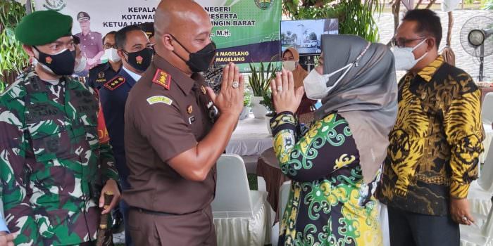 PAMITAN: Kajari Kobar Dandeni Herdiana ketika berpamitan kepada Bupati Kobar Nurhidayah serta beberapa pejabat lainnya, Kamis (29/7). (FOTO: SONY/KALTENG POS)