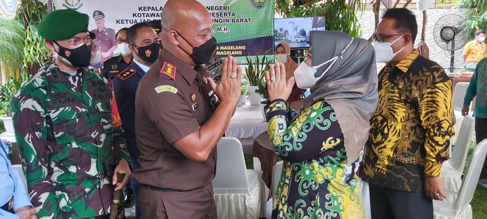 PAMITAN: Kajari Kobar Dandeni Herdiana ketika berpamitan kepada Bupati Kobar Nurhidayah serta beberapa pejabat lainnya, Kamis (29/7). (FOTO: SONY/KALTENG POS)