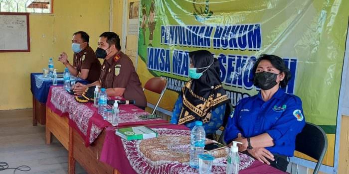 JAKSA MASUK SEKOLAH: Kajari Kapuas Arief Raharjo didampingi Kasi Intelijen Harisha C Wibowo juga Dinas Perlindungan Perempuan dan Anak Kapuas melaksanakan program JMS di SMAN 1 Tamban Catur, Kamis (29/7). (FOTO:KEJARI KAPUAS UNTUK KALTENG POS)