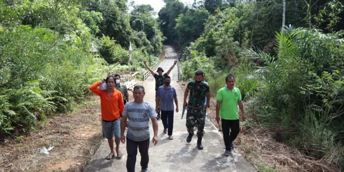 KEBERSAMAAN: Warga desa dan Satgas TMMD begitu dekat dalam berbagai kegiatan. (FOTO: PENREM 102/Pjg)