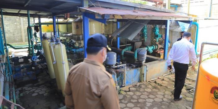 PABRIK OKSIGEN: Bupati Kotim, H Halikinnor meninjau PT Samator Gas Industri yang merupakan penyuplai oksigen, belum lama ini. (FOTO:HUMAS UNTUK KALTENG POS)