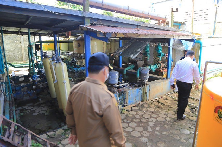 PABRIK OKSIGEN: Bupati Kotim, H Halikinnor meninjau PT Samator Gas Industri yang merupakan penyuplai oksigen, belum lama ini. (FOTO:HUMAS UNTUK KALTENG POS)