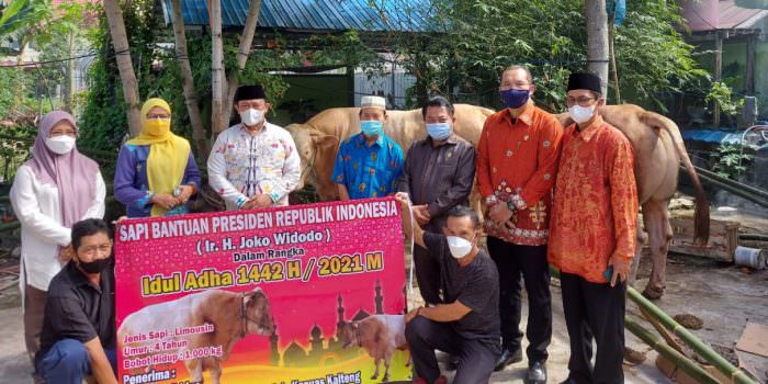 MENYALURKAN: Wakil Gubernur Kalteng H Edy Pratowo didampingi Ketua DPRD Kalteng Wiyatno beserta jajaran salurkan bantuan hewan qurban di Kabupaten Kapuas, Minggu (18/7). (FOTO: DPRD UNTUK KALTENG POS)