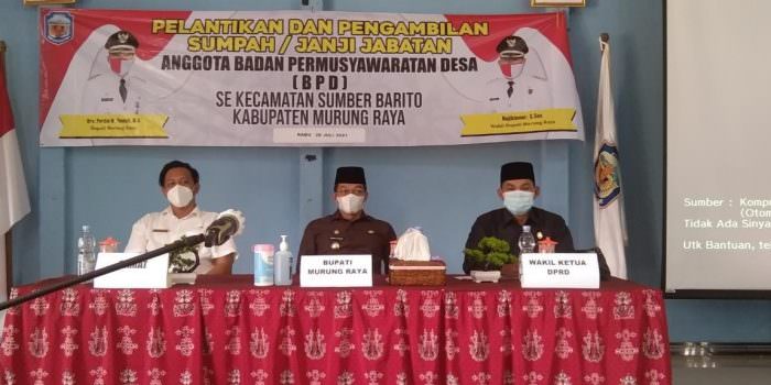 SINERGITAS: Waket II DPRD Mura Rahmanto Muhidin (paling kanan) disela kegiatan pelantikan anggota BPD Kecamatan Sumber Barito, Rabu (28/7). (FOTO: DADANG/KALTENG POS)