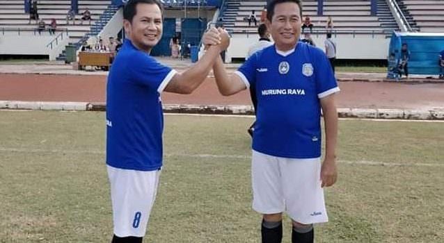 SALING MENDUKUNG: Anggota DPRD Mura, Susilo (kiri) bersama Wabup Mura, Rejikinoor mengikuti pertandingan persahabatan sepak bola di Muara Teweh, belum lama ini. (FOTO:DADANG/KALTENG POS)