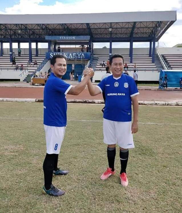 SALING MENDUKUNG: Anggota DPRD Mura, Susilo (kiri) bersama Wabup Mura, Rejikinoor mengikuti pertandingan persahabatan sepak bola di Muara Teweh, belum lama ini. (FOTO:DADANG/KALTENG POS)