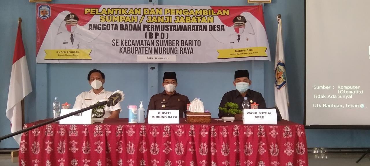 SINERGITAS: Waket II DPRD Mura Rahmanto Muhidin (paling kanan) disela kegiatan pelantikan anggota BPD Kecamatan Sumber Barito, Rabu (28/7). (FOTO: DADANG/KALTENG POS)