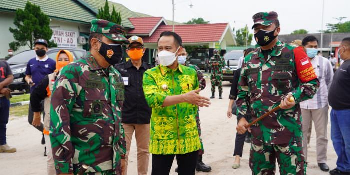 TINJAU: Danrem 102/Pjg Brigjen TNI Purwo Sudaryanto bersama Wali Kota Palangka Raya Fairid Naparin meninjau Rumah Sakit Lapangan yang diperuntukkan bagi pasien Covid-19, di Halaman Rumah Sakit TNI AD Tk IV Palangka Raya, beberapa hari lalu. (FOTO: PENREMPENREM 102/Pjg)