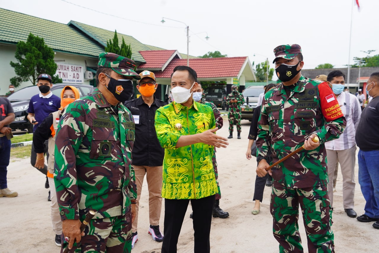 TINJAU: Danrem 102/Pjg Brigjen TNI Purwo Sudaryanto bersama Wali Kota Palangka Raya Fairid Naparin meninjau Rumah Sakit Lapangan yang diperuntukkan bagi pasien Covid-19, di Halaman Rumah Sakit TNI AD Tk IV Palangka Raya, beberapa hari lalu. (FOTO: PENREMPENREM 102/Pjg)