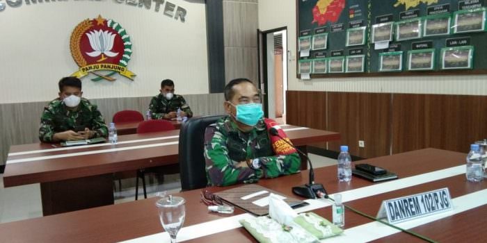 VIRTUAL: Danrem 102/Pjg Brigjen TNI Purwo Sudaryanto memimpin rapat evaluasi pelaksanaan PPKM Skala Mikro melalui Videoconference (Vicon) dengan Dandim Jajaran Korem 102/Pjg dan Komandan Batalion yonif Raider 631/Atg di ruang command center Makorem 102/Pjg, Senin (19/7). (FOTO: PENREM 102/Pjg)