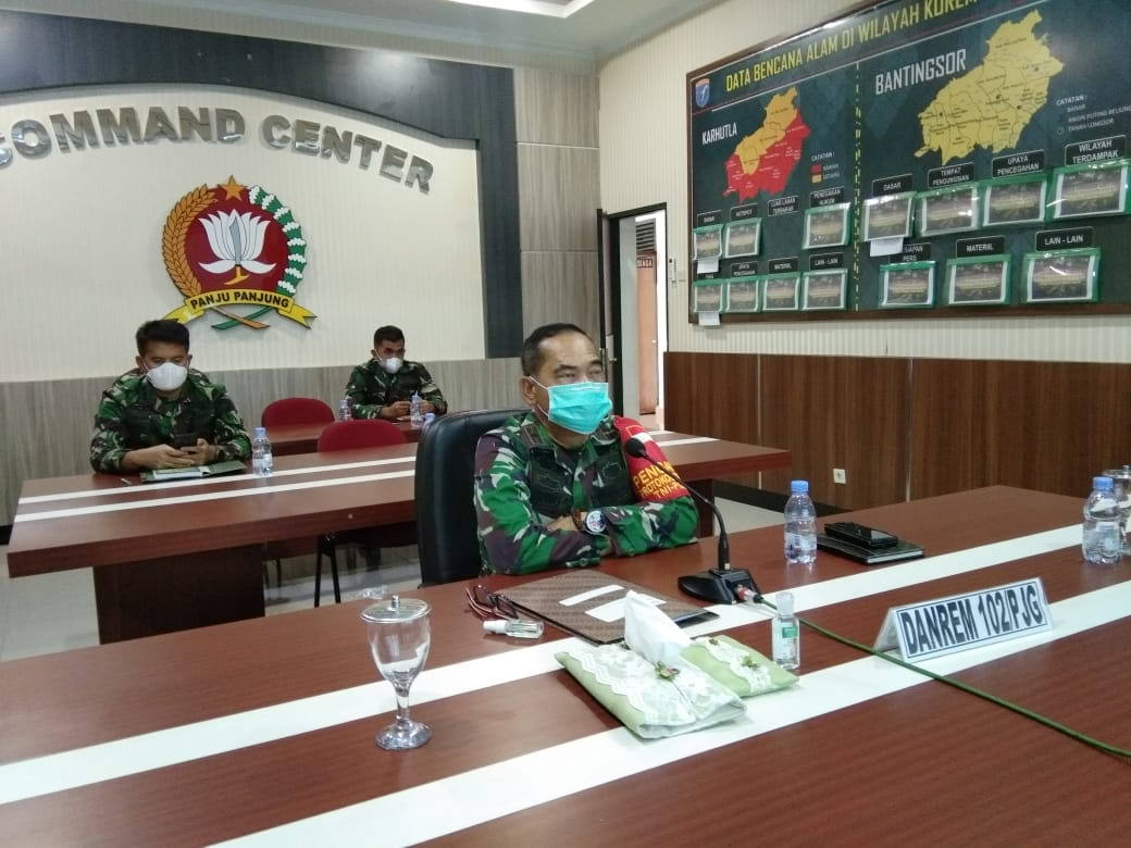 VIRTUAL: Danrem 102/Pjg Brigjen TNI Purwo Sudaryanto memimpin rapat evaluasi pelaksanaan PPKM Skala Mikro melalui Videoconference (Vicon) dengan Dandim Jajaran Korem 102/Pjg dan Komandan Batalion yonif Raider 631/Atg di ruang command center Makorem 102/Pjg, Senin (19/7). (FOTO: PENREM 102/Pjg)