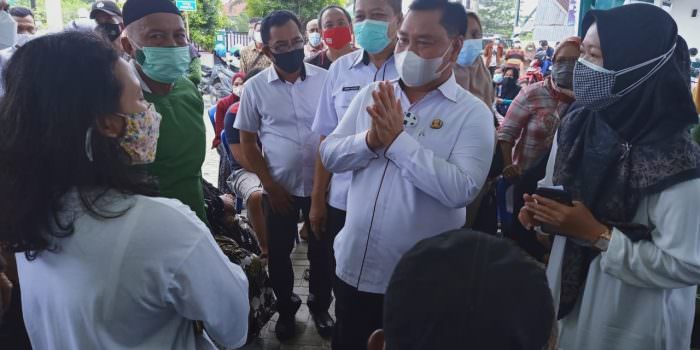 PENJELASAN: Bupati Kotim, H Halikinnor memberikan penjelaskan kepada warga terkait ketersedian vaksin yang terbatas, Rabu (28/7). (FOTO:RUSLI/ KALTENG POS )PENJELASAN: Bupati Kotim, H Halikinnor memberikan penjelaskan kepada warga terkait ketersedian vaksin yang terbatas, Rabu (28/7). (FOTO:RUSLI/ KALTENG POS )