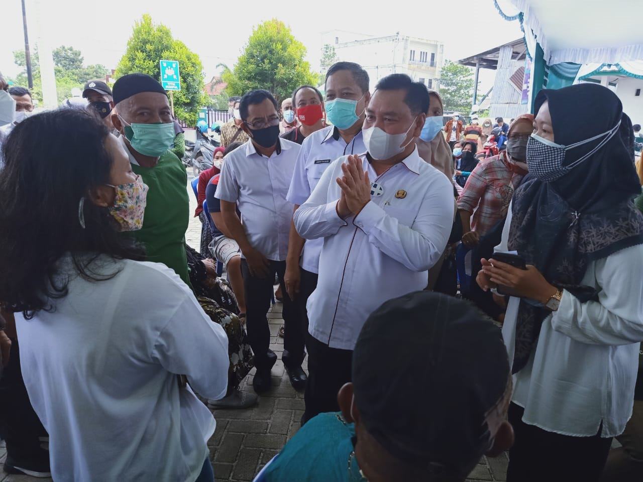 PENJELASAN: Bupati Kotim, H Halikinnor memberikan penjelaskan kepada warga terkait ketersedian vaksin yang terbatas, Rabu (28/7). (FOTO:RUSLI/ KALTENG POS )PENJELASAN: Bupati Kotim, H Halikinnor memberikan penjelaskan kepada warga terkait ketersedian vaksin yang terbatas, Rabu (28/7). (FOTO:RUSLI/ KALTENG POS )