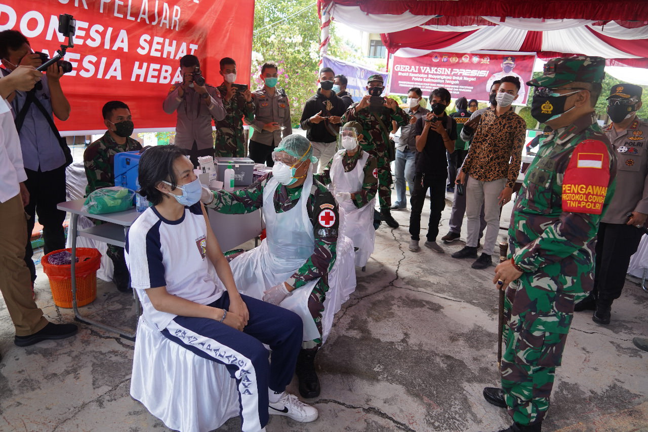 TINJAU: Danrem 102/Pjg Brigjen TNI Purwo Sudaryanto meninjau kegiatan Serbuan Vaksinasi Covid-19 Nasional bagi anak pelajar usia 12 tahun sampai 18 tahun di SMAN 1 Palangka Raya Jalan AIS Nasution, Sabtu (17/7). (FOTO:PENREM 102/Pjg)