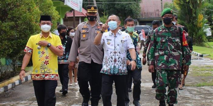 KUNJUNGAN : Bupati Barito Selatan H Eddy Raya Samsuri bersama forkopimda saat berkunjung ke Desa Sababilah, Kecamatan Dusun Selatan, beberapa waktu lalu. (FOTO:KOMINFO UNTUK KALTENG POS)