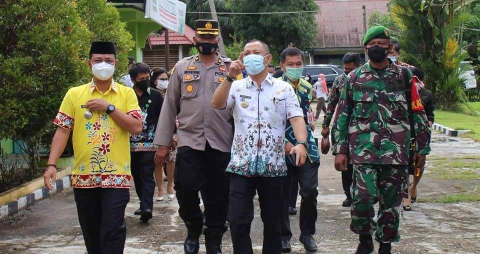 KUNJUNGAN : Bupati Barito Selatan H Eddy Raya Samsuri bersama forkopimda saat berkunjung ke Desa Sababilah, Kecamatan Dusun Selatan, beberapa waktu lalu. (FOTO:KOMINFO UNTUK KALTENG POS)