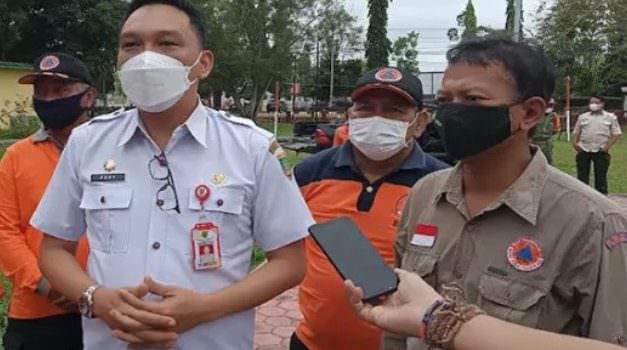 MENINJAU: Sekretaris Daerah Barito Selatan Eddy Purwanto didampingi Kepala BPBD Barsel Alip Suraya, usai meninjau rumah isolasi terpadu pasien Covid-19 di Desa Sababilah Kecamatan Dusun Selatan, beberapa waktu lalu. (FOTO: KOMINFO UNTUK KALTENG POS)