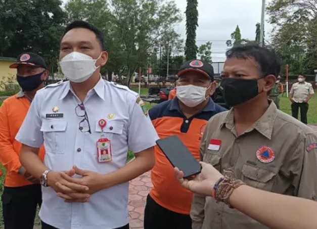 MENINJAU: Sekretaris Daerah Barito Selatan Eddy Purwanto didampingi Kepala BPBD Barsel Alip Suraya, usai meninjau rumah isolasi terpadu pasien Covid-19 di Desa Sababilah Kecamatan Dusun Selatan, beberapa waktu lalu. (FOTO: KOMINFO UNTUK KALTENG POS)