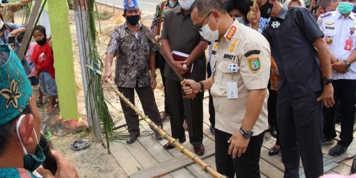 KUNJUNGAN: Bupati Barito Selatan H Eddy Raya Samsuri saat berkunjung ke Desa Pararapak, Kecamatan Dusun Selatan, beberapa waktu lalu. (FOTO: KOMINFO UNTUK KALTENG POS)