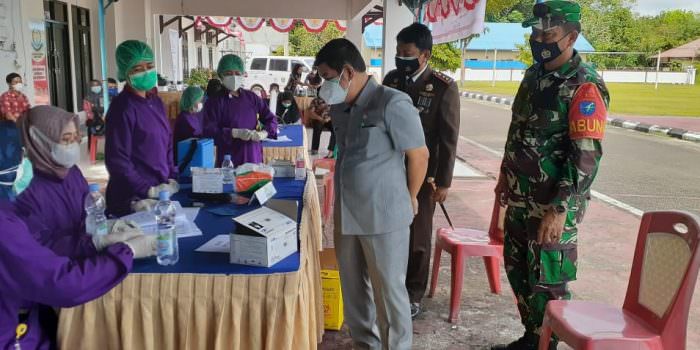 MENINJAU : Bupati Barito Timur Ampera AY Mebas meninjau vaksinasi massal di Tamiang Layang, belum lama ini . (FOTO:LOGMAN/KALTENG POS )