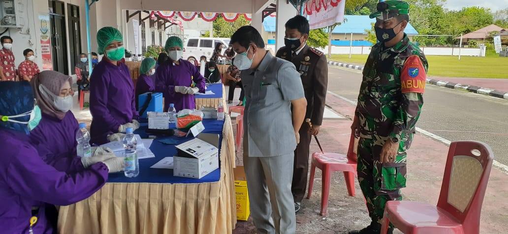 MENINJAU : Bupati Barito Timur Ampera AY Mebas meninjau vaksinasi massal di Tamiang Layang, belum lama ini . (FOTO:LOGMAN/KALTENG POS )