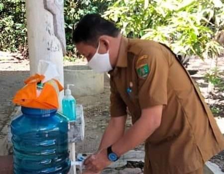 TAAT : Wakil Bupati Barito Timur Habib Said Abdul Saleh yang selalu mencuci tangan usai kegiatan sekaligus mengingatkan kepada masyarakat untuk selalu ketat menerapkan protokol kesehatan. (FOTO: ADC WABUP BARTIM UNTUK KALTENG POS)