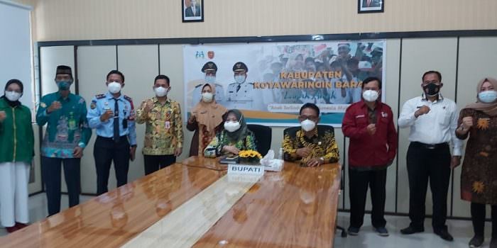 FOTO BERSAMA : Bupati Kotawaringin Barat Hj Nurhidayah foto bersama usai teleconference menerima penghargaan kota layak anak di Aula Setda Kobar, Kamis (29/7). (FOTO: SONY/KALTENG POS)