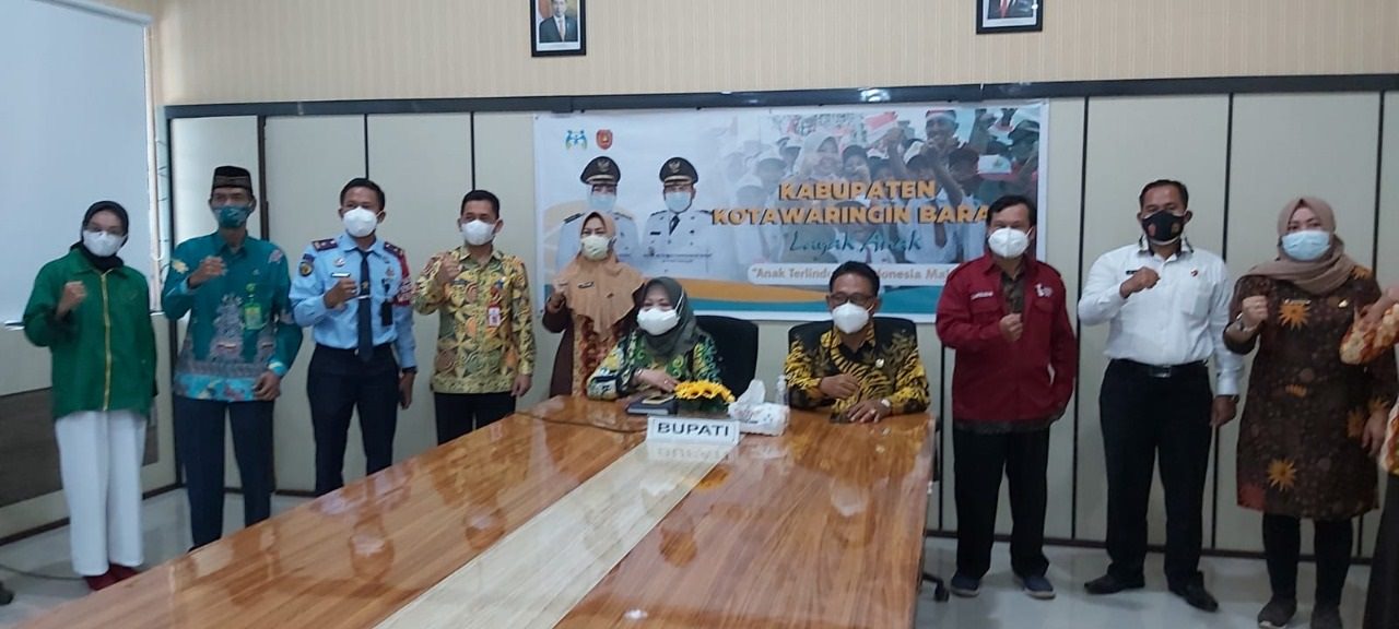 FOTO BERSAMA : Bupati Kotawaringin Barat Hj Nurhidayah foto bersama usai teleconference menerima penghargaan kota layak anak di Aula Setda Kobar, Kamis (29/7). (FOTO: SONY/KALTENG POS)