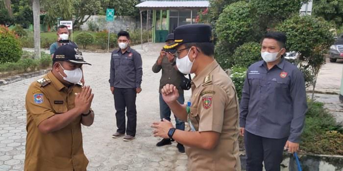 DISAMBUT : Wakil Bupati Kotawaringin Barat Ahmadi Riansyah saat kunjungan ke Pangkalan Banteng disambut Camat Iksan, belum lama ini. (FOTO: SONY/KALTENG POS)