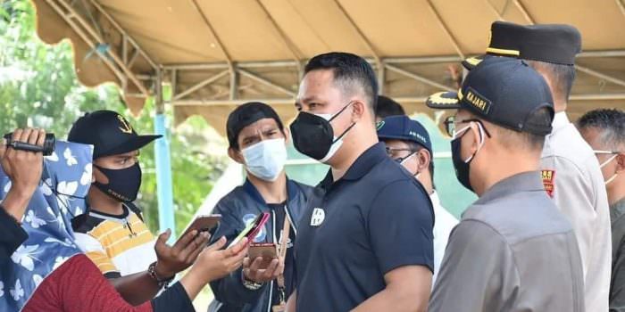 BERI KETERANGAN: Bupati Lamandau H Hendra Lesmana didampingi forkopimda saat dikonfirmasi awak media ketika memantau pelaksanaan vaksinasi mandiri yang digelar dunia usaha, belum lama ini. (FOTO: HUMAS UNTUK KALTENG POS)