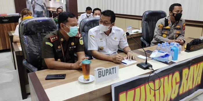 KOMITMEN BERSAMA: Bupati Mura Perdie M Yoseph (tengah) Kajari Mura Suyanto (kiri) dan Kapolres Mura AKBP I Gede Putu Widyana menghadiri rapat via zoom bersama Kapolda Kalteng Irjenpol Dedi Prasetya di Mapolres Mura, pekan lalu. (FOTO: HUMAS UNTUK  KALTENG POS)