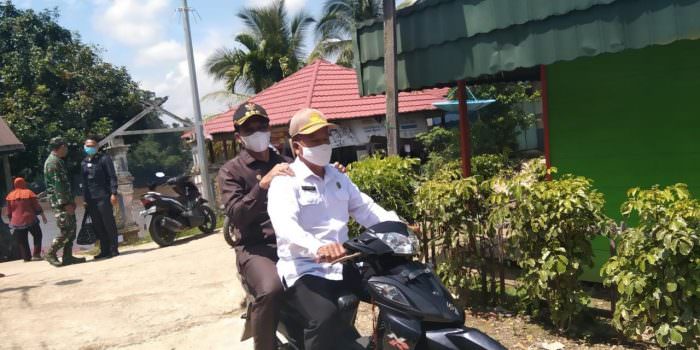 NAIK SEPEDA MOTOR: Bupati Mura Perdie M Yoseph dalam kunjungan kerjanya di Kecamatan Sumber Barito, belum lama ini. (FOTO: DADANG/KALTENG POS)