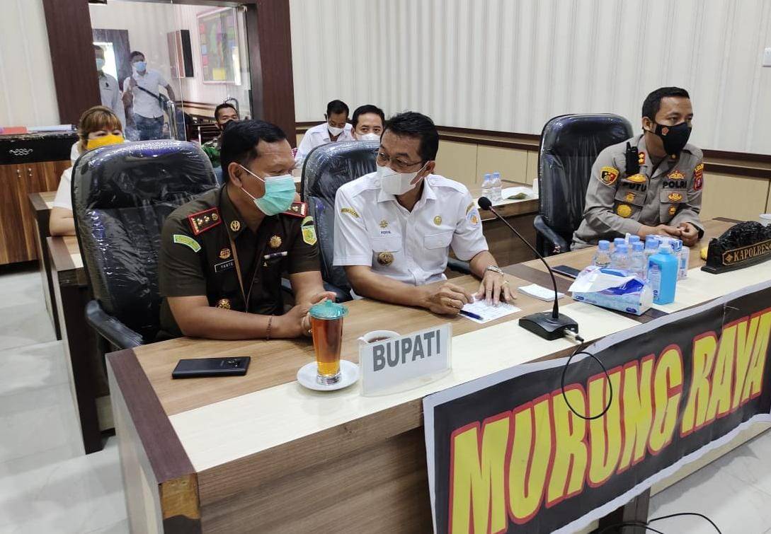 KOMITMEN BERSAMA: Bupati Mura Perdie M Yoseph (tengah) Kajari Mura Suyanto (kiri) dan Kapolres Mura AKBP I Gede Putu Widyana menghadiri rapat via zoom bersama Kapolda Kalteng Irjenpol Dedi Prasetya di Mapolres Mura, pekan lalu. (FOTO: HUMAS UNTUK  KALTENG POS)