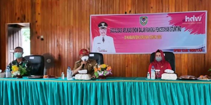 BERI SAMBUTAN: Bupati Seruyan, Yulhaidir (tengah) didampingi Ketua TP PKK Fauziah Yulhaidir memberikan sambutan pada sosialisasikan penggunaan aplikasi e-Human Development Worker (e-HDW), Selasa (27/7). (FOTO:YADI UNTUK KALTENGPOS)