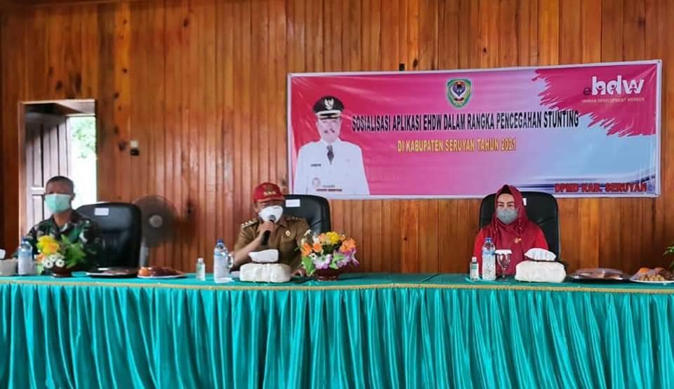 BERI SAMBUTAN: Bupati Seruyan, Yulhaidir (tengah) didampingi Ketua TP PKK Fauziah Yulhaidir memberikan sambutan pada sosialisasikan penggunaan aplikasi e-Human Development Worker (e-HDW), Selasa (27/7). (FOTO:YADI UNTUK KALTENGPOS)