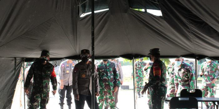 PENGECEKKAN: Danrem 102/Pjg Brigjen TNI Purwo Sudaryanto bersama Kapolda Kalteng Irjen Pol. Dedi Prasetyo melakukan pengecekkan kesiapan RS TNI AD untuk antisipasi lonjakan kasus Covid-19. (FOTO:PENREM 02/Pjg)