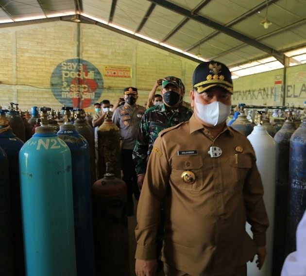 MEMANTAU: Bupati Kabupaten Kotim H Halikinnor saat melakukan pemantauan terhadap ketersediaan oksigen di salah satu distributor di daerah ini, beberapa hari lalu. (FOTO: PEMKAB KOTIM UNTUK KALTENG POS)