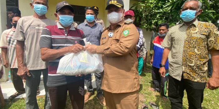 PEDULI: Bupati Kotawaringin Timur, H Halikinnor memberikan bantuan sembako kepada warga yang tinggal di Dusun Muara Ubar, Kecamatan Telawang, Selasa (27/7). (FOTO: AJUDAN UNTUK KALTENG POS)