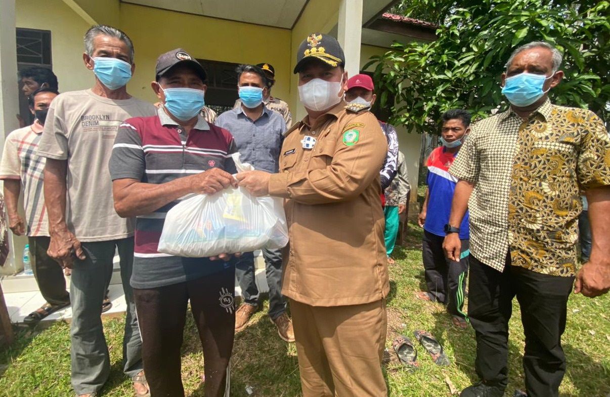 PEDULI: Bupati Kotawaringin Timur, H Halikinnor memberikan bantuan sembako kepada warga yang tinggal di Dusun Muara Ubar, Kecamatan Telawang, Selasa (27/7). (FOTO: AJUDAN UNTUK KALTENG POS)