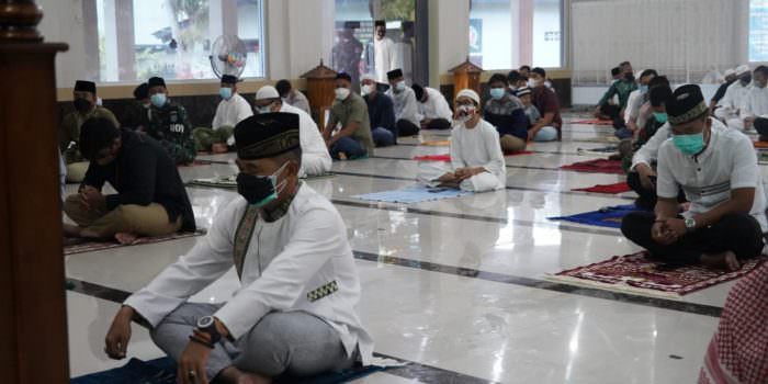 IBADAH: Danrem 102/Pjg Brigjen TNI Purwo Sudaryanto dan Ny. Nancy Purwo Sudaryanto melaksanakan salat Iduldha bersama keluarga besar Korem 102/Pjg di Masjid Baitul Khaliq di Makorem 102/Pjg, Selasa (20/7). (FOTO: PENREM 102/Pjg)