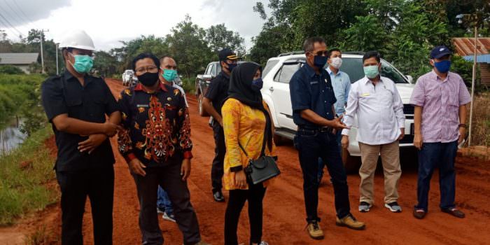 CEK JALAN : Sejumlah anggota Komisi IV DPRD Kotawaringin Timur saat mengecek jalan poros Tanah Mas, tahun lalu. (FOTO: BAHRI/KALTENG POS)