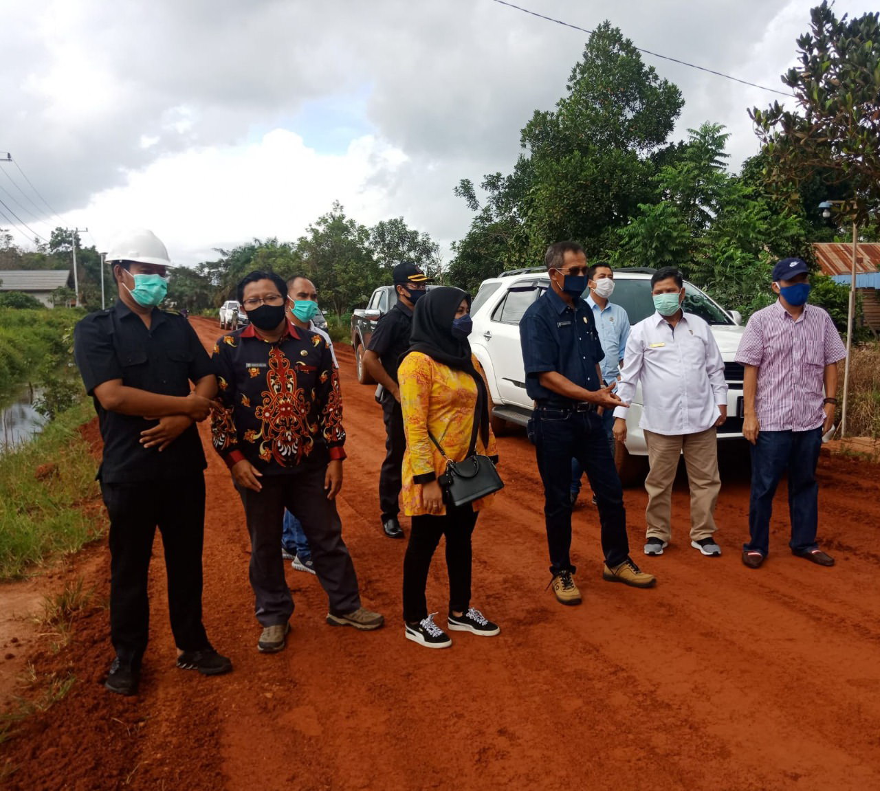 CEK JALAN : Sejumlah anggota Komisi IV DPRD Kotawaringin Timur saat mengecek jalan poros Tanah Mas, tahun lalu. (FOTO: BAHRI/KALTENG POS)