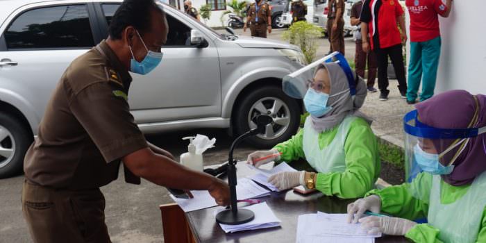 RAPID ANTIGEN: Jajaran pegawai kejaksaan saat di-rapid tes antigen di halaman Kantor Kejati, kemarin (2/8). (FOTO: KEJATI UNTUK KALTENG POS)