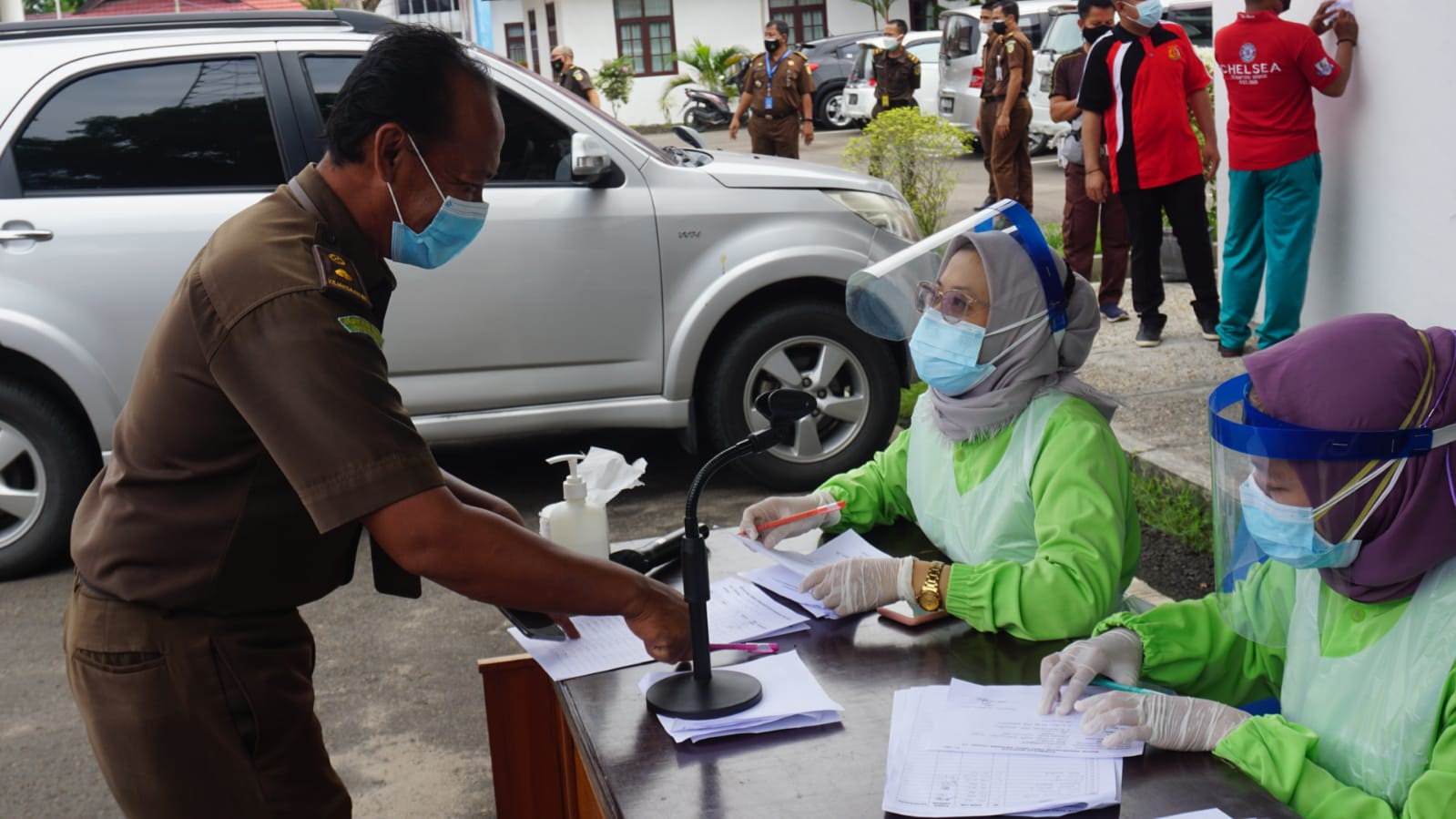 RAPID ANTIGEN: Jajaran pegawai kejaksaan saat di-rapid tes antigen di halaman Kantor Kejati, kemarin (2/8). (FOTO: KEJATI UNTUK KALTENG POS)